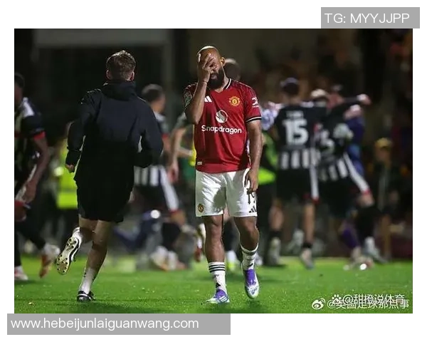 足球场上的愤怒瞬间：球星因判罚失误爆发怒火的背后心理解析