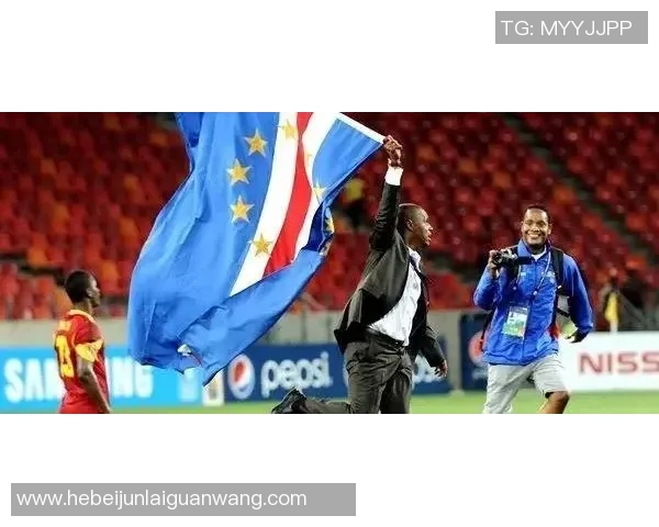 足球球星戴护膝展现坚韧意志彰显拼搏精神激励无数球迷