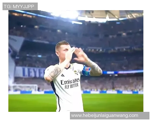 足球巨星定装照全新亮相展现力量与魅力风采震撼球迷视野