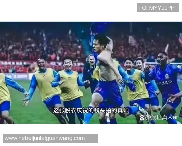 足球球星激情大喊瞬间展现力量与决心点燃赛场激情