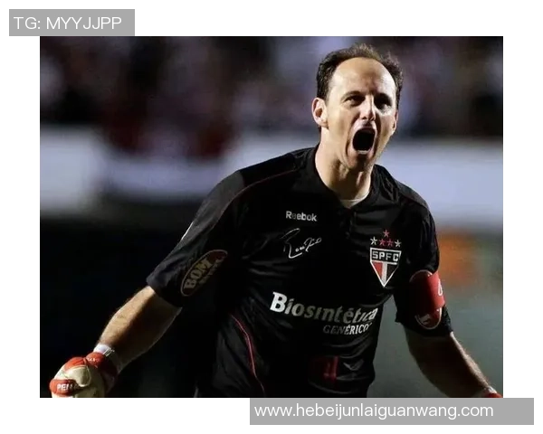 闭眼专注瞬间 足球巨星展现内心力量与沉静魅力